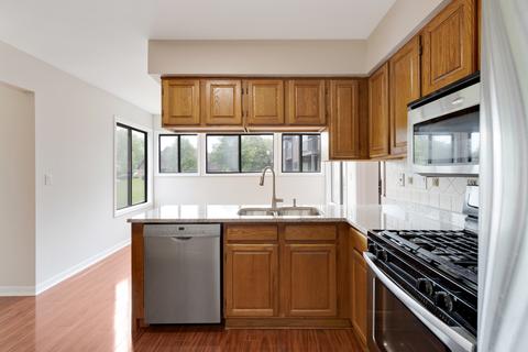 45 Creekside Cir, Elgin, IL 60123 photo 4