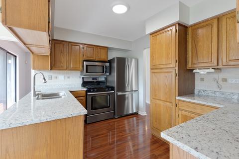 45 Creekside Cir, Elgin, IL 60123 photo 2