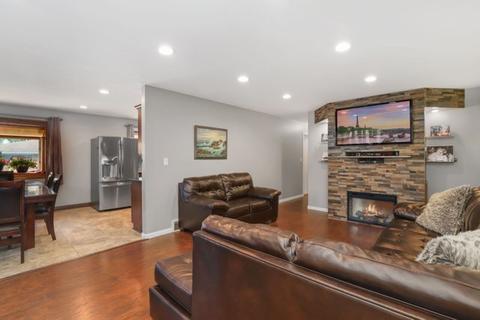 600 Lance Dr, Des Plaines, IL 60016 photo 2