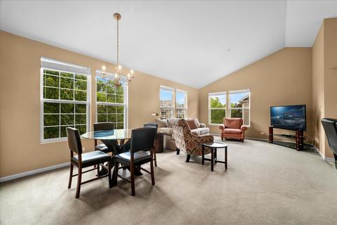 2494 Emily Ln, Elgin, IL 60124 photo 2