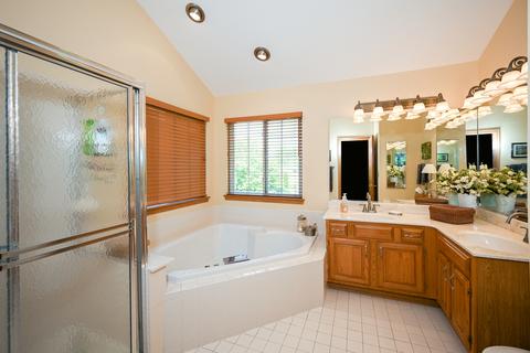 897 Hampton Dr, Carol Stream, IL 60188 photo 17