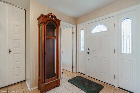 762 Circle Dr, Roselle, IL 60172 photo 2