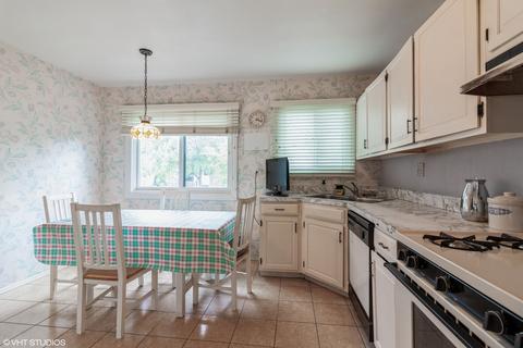 762 Circle Dr, Roselle, IL 60172 photo 4