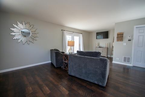 109 Thackeray Dr, Bolingbrook, IL 60440 photo 4