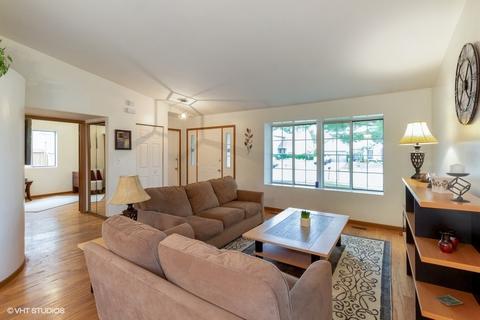 605 Packard Dr, Elgin, IL 60120 photo 2