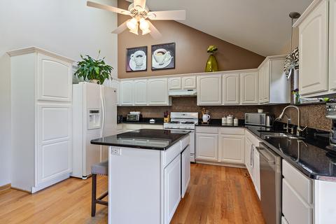 6825 Olympic Dr, Bridgeview, IL 60455 photo 3