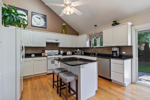 6825 Olympic Dr, Bridgeview, IL 60455 photo 2