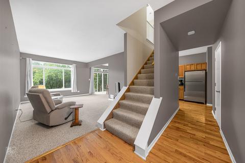 2132 W Adobe Dr, Addison, IL 60101 photo 2