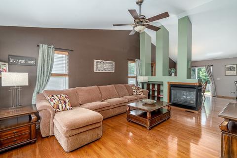 5824 Lake Pointe Dr, Plainfield, IL 60586 photo 2