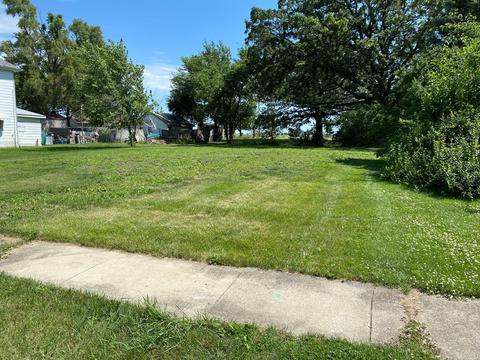 115 W Maple St, Roberts, IL 60962 photo 3