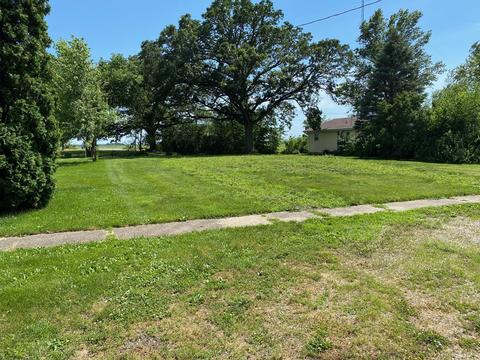 115 W Maple St, Roberts, IL 60962 photo 2