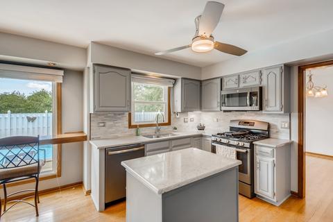 940 Ripple Brook Ln, Elgin, IL 60120 photo 4