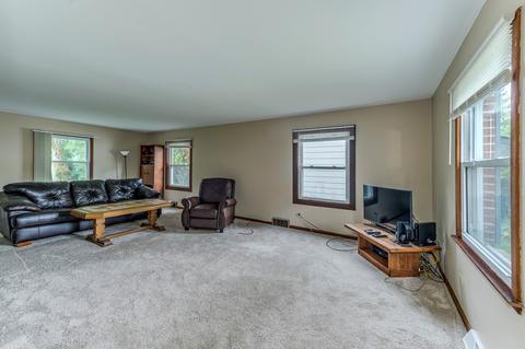 1313 Blackhawk Dr, Elgin, IL 60120 photo 6