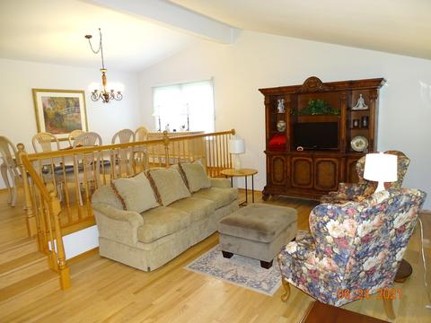 3437 Maple Leaf Dr, Glenview, IL 60026 photo 2