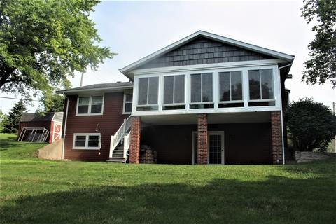 519 Cedar Dr, Clinton, IL 61727 photo 2