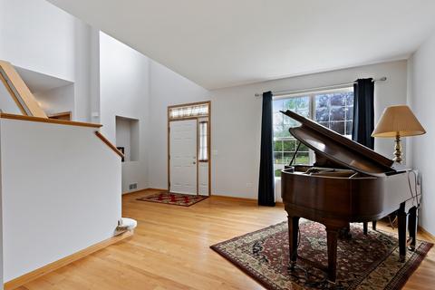 137 Ash Dr, Bolingbrook, IL 60490 photo 2