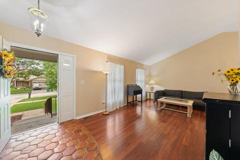601 Sycamore Ln, Wheeling, IL 60090 photo 2