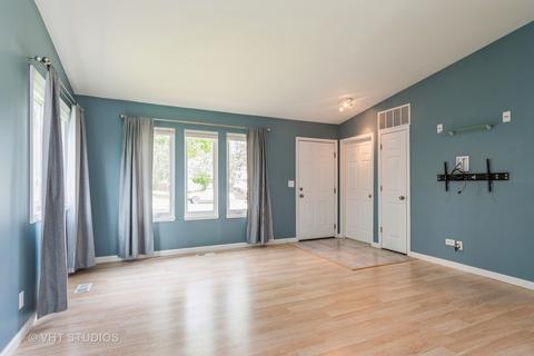 1075 Dover Ln, Aurora, IL 60504 photo 2