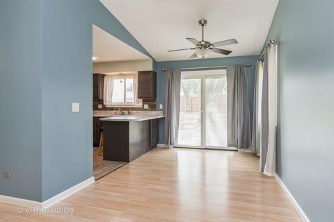 1075 Dover Ln, Aurora, IL 60504 photo 4
