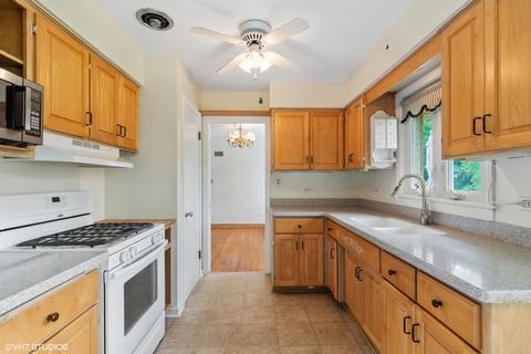 330 Cambridge Rd, Des Plaines, IL 60016 photo 2