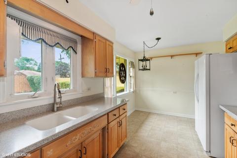 330 Cambridge Rd, Des Plaines, IL 60016 photo 3