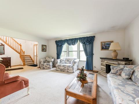 1180 John Dr, Hoffman Estates, IL 60169 photo 2