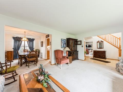 1180 John Dr, Hoffman Estates, IL 60169 photo 3