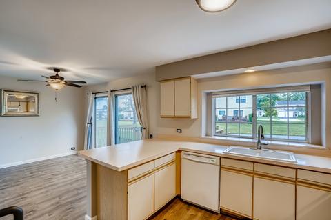 1645 Pebble Beach Cir, Elgin, IL 60123 photo 4