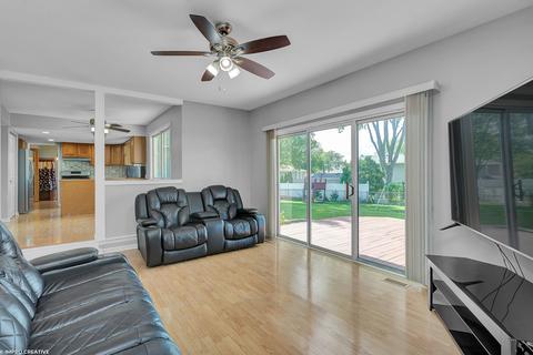 810 Hunter Dr, Roselle, IL 60172 photo 13