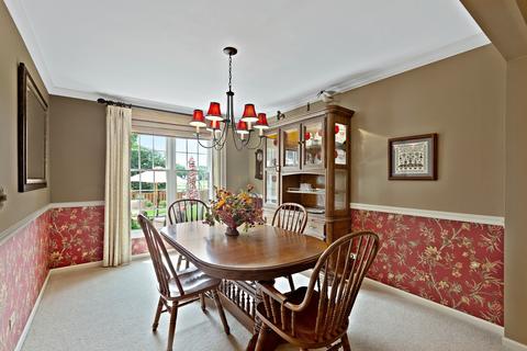 155 Exeter Ct, Roselle, IL 60172 photo 3