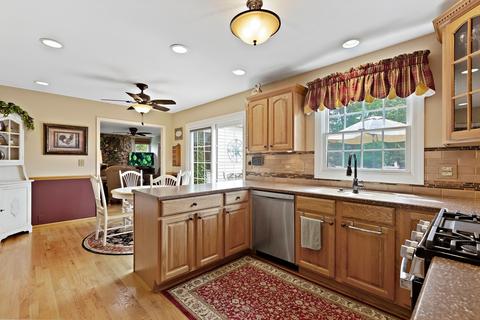 155 Exeter Ct, Roselle, IL 60172 photo 4