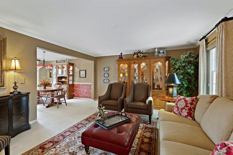155 Exeter Ct, Roselle, IL 60172 photo 2
