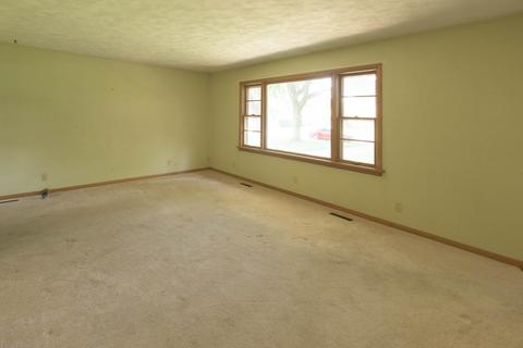 136 Kimberly Ave, East Dundee, IL 60118 photo 2