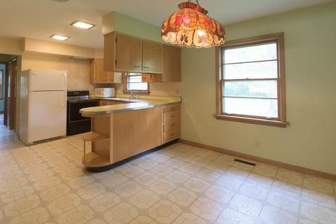 136 Kimberly Ave, East Dundee, IL 60118 photo 3