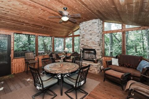 1013 Douglas Rd, Elgin, IL 60120 photo 5