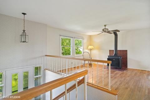 705 Evergreen Ln, Hoffman Estates, IL 60169 photo 2