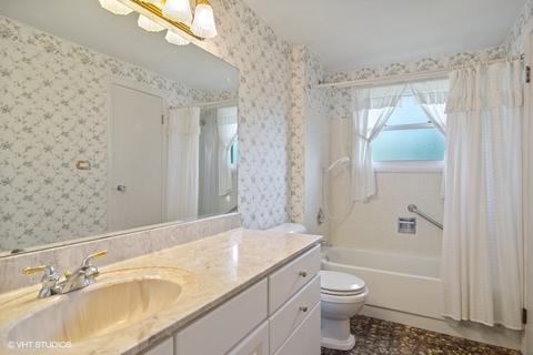 705 Evergreen Ln, Hoffman Estates, IL 60169 photo 8
