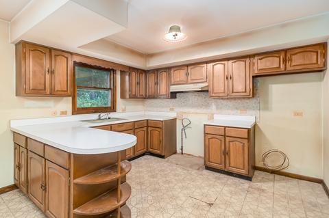 9027 Skyline Dr, Burr Ridge, IL 60527 photo 5