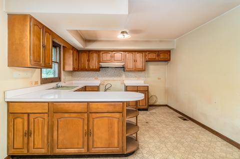 9027 Skyline Dr, Burr Ridge, IL 60527 photo 6