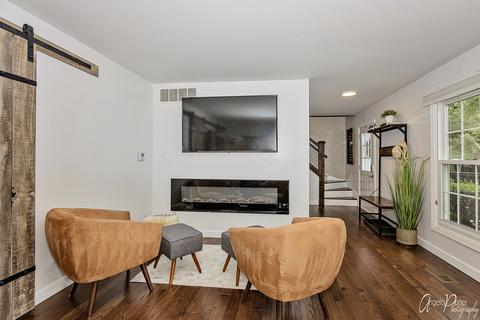 969 Freeman Rd, Hoffman Estates, IL 60192 photo 3
