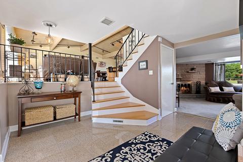 643 Fairway Dr, Glenview, IL 60025 photo 3