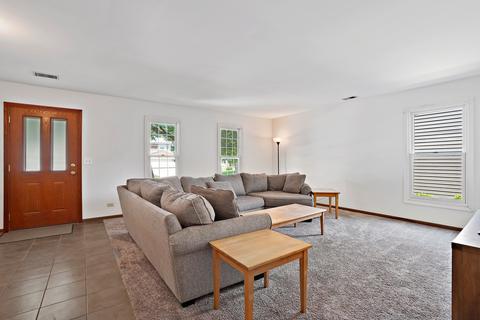 726 Berwick Pl, Roselle, IL 60172 photo 2