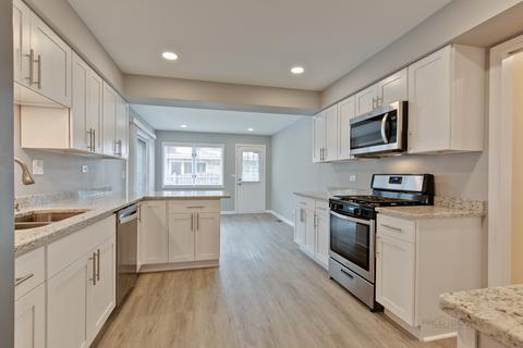2545 Emerson St, Des Plaines, IL 60016 photo 10