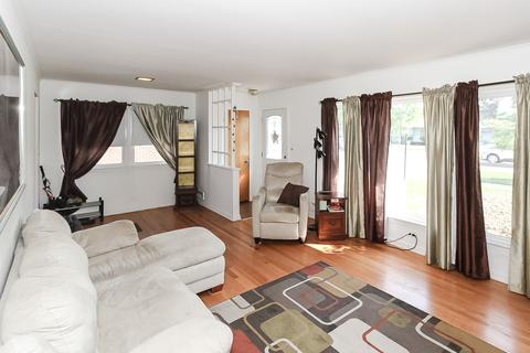 18 N Meyer Ct, Des Plaines, IL 60016 photo 4