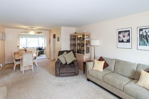 934 W Grant Dr, Des Plaines, IL 60016 photo 2