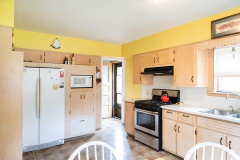 360 Plum St, Aurora, IL 60506 photo 2