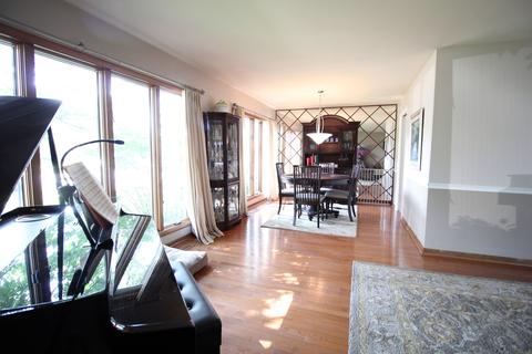 2101 Plainfield Dr, Des Plaines, IL 60018 photo 6