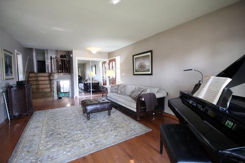2101 Plainfield Dr, Des Plaines, IL 60018 photo 5