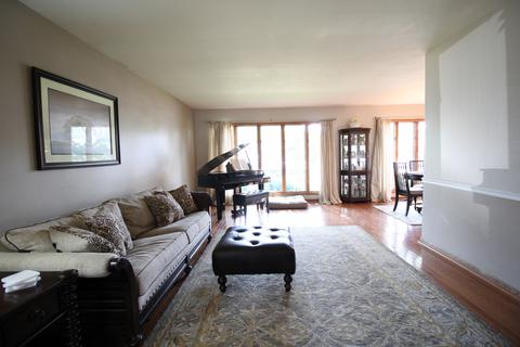 2101 Plainfield Dr, Des Plaines, IL 60018 photo 4