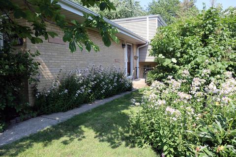 2101 Plainfield Dr, Des Plaines, IL 60018 photo 2